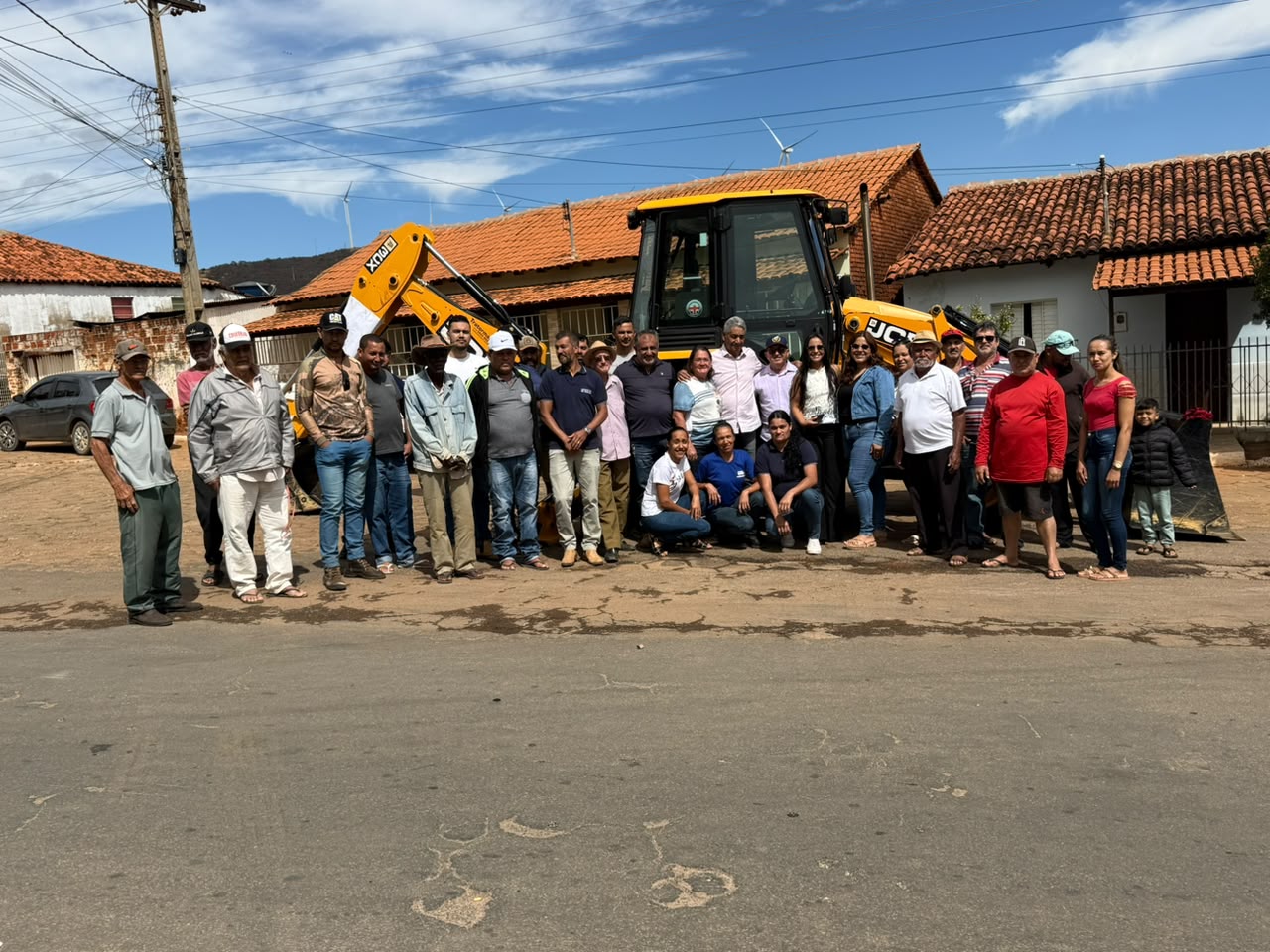 Prefeitura de Pindaí entrega retroescavadeira para atender Guirapá e regiões vizinhas