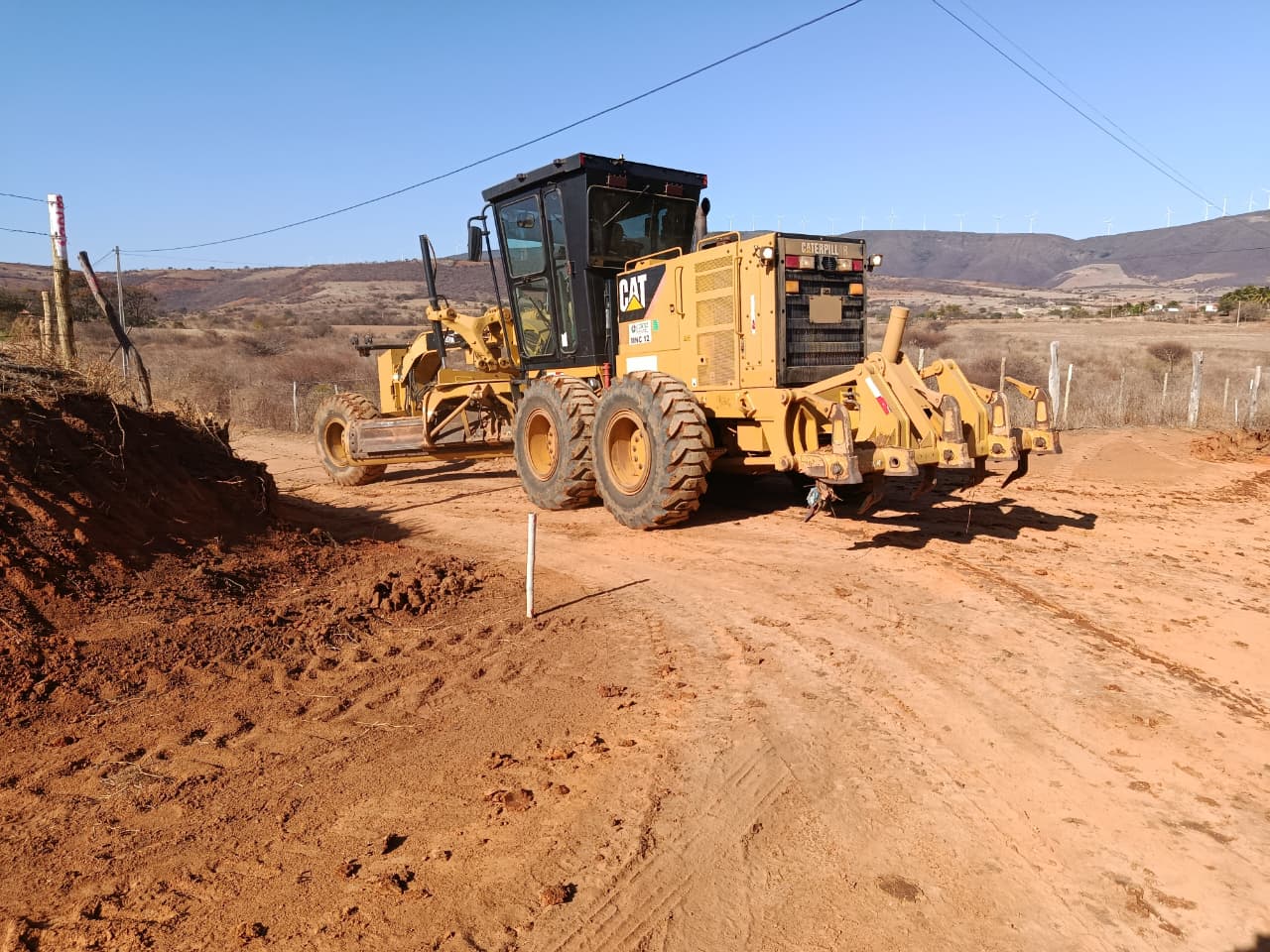 Prefeito de Pindaí acompanha obras de pavimentação, requalificação de estradas e construção de escola no município