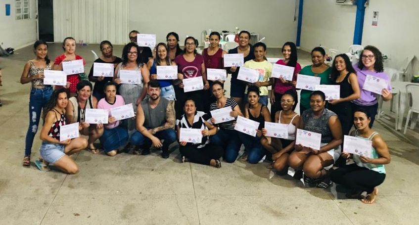 Prefeitura de Pindaí realiza Curso para a Confecção de Flores em E.V.A estimulando o empreendedorismo