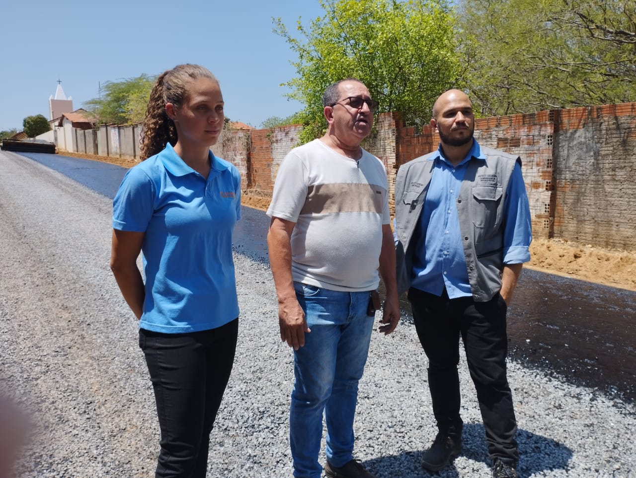 Prefeito João Veiga vistoria obras de pavimentação asfáltica em Pindaí