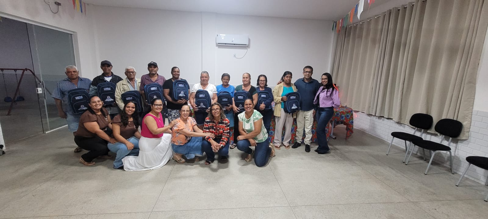 Prefeitura de Pindaí entrega kits escolares para estudantes da rede municipal