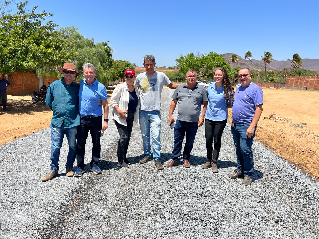 Prefeito João Veiga vistoria obras de pavimentação asfáltica no povoado do Tanque em Pindaí